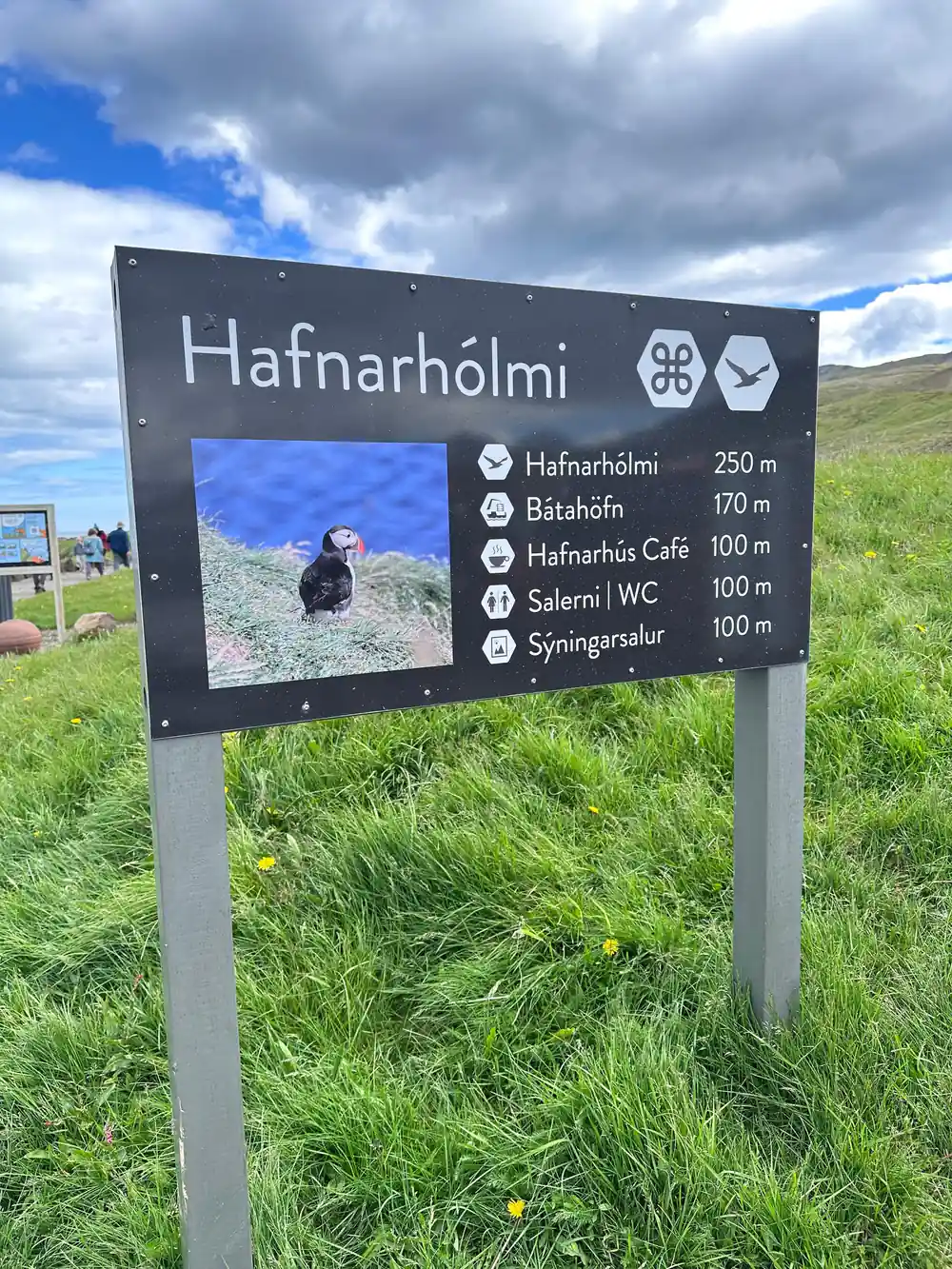 Directional sign for Hafnarholmi with multiple destinations